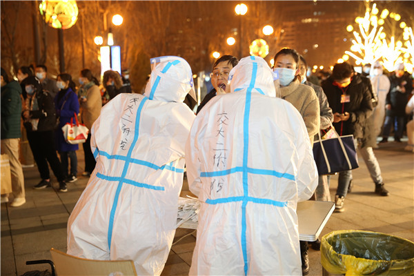 医院医务人员连夜支援曲江核酸检测