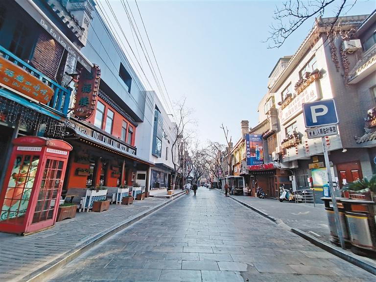 19日，德福巷酒吧、剧本杀等室内娱乐场所均已关门停业。记者 杨明 摄