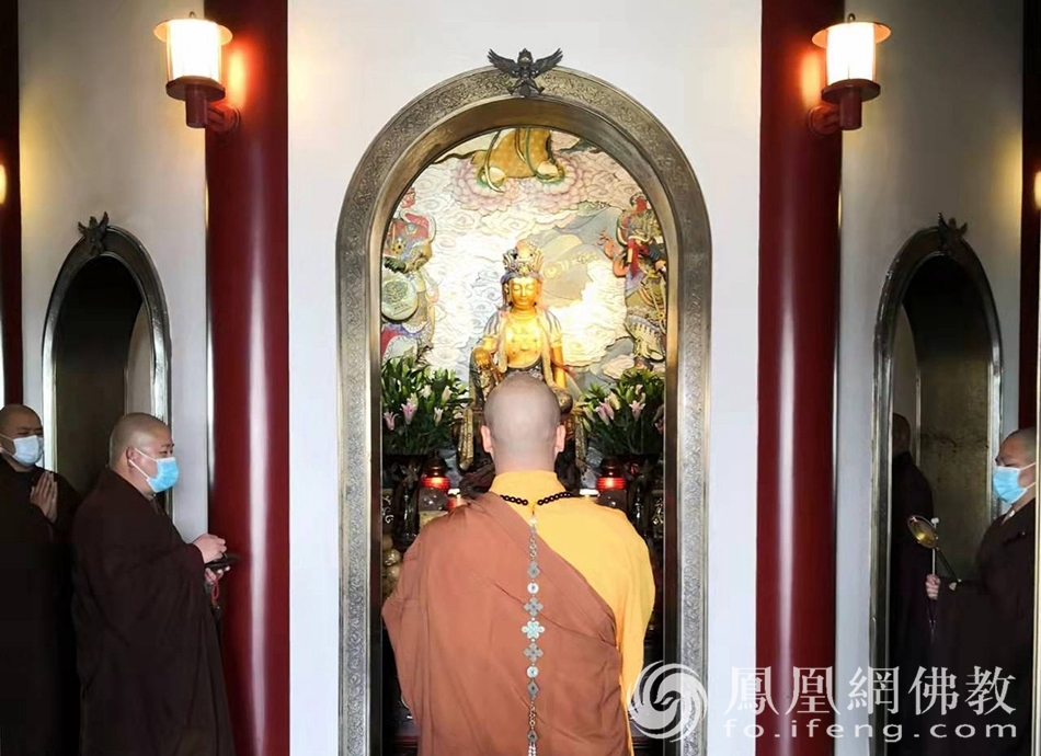 普门万佛宝塔抗疫祈福上供法会现场(图片来源:凤凰网佛教 摄影:普陀山佛教协会)