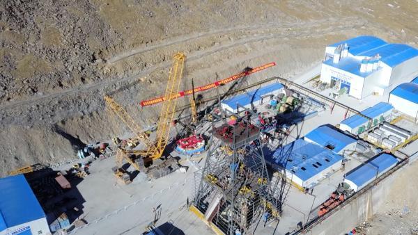 世界首台超大直径硬岩竖向盾构掘进机“开钻”