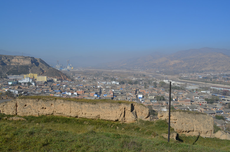 ▲从山上的古堡远眺盐官镇