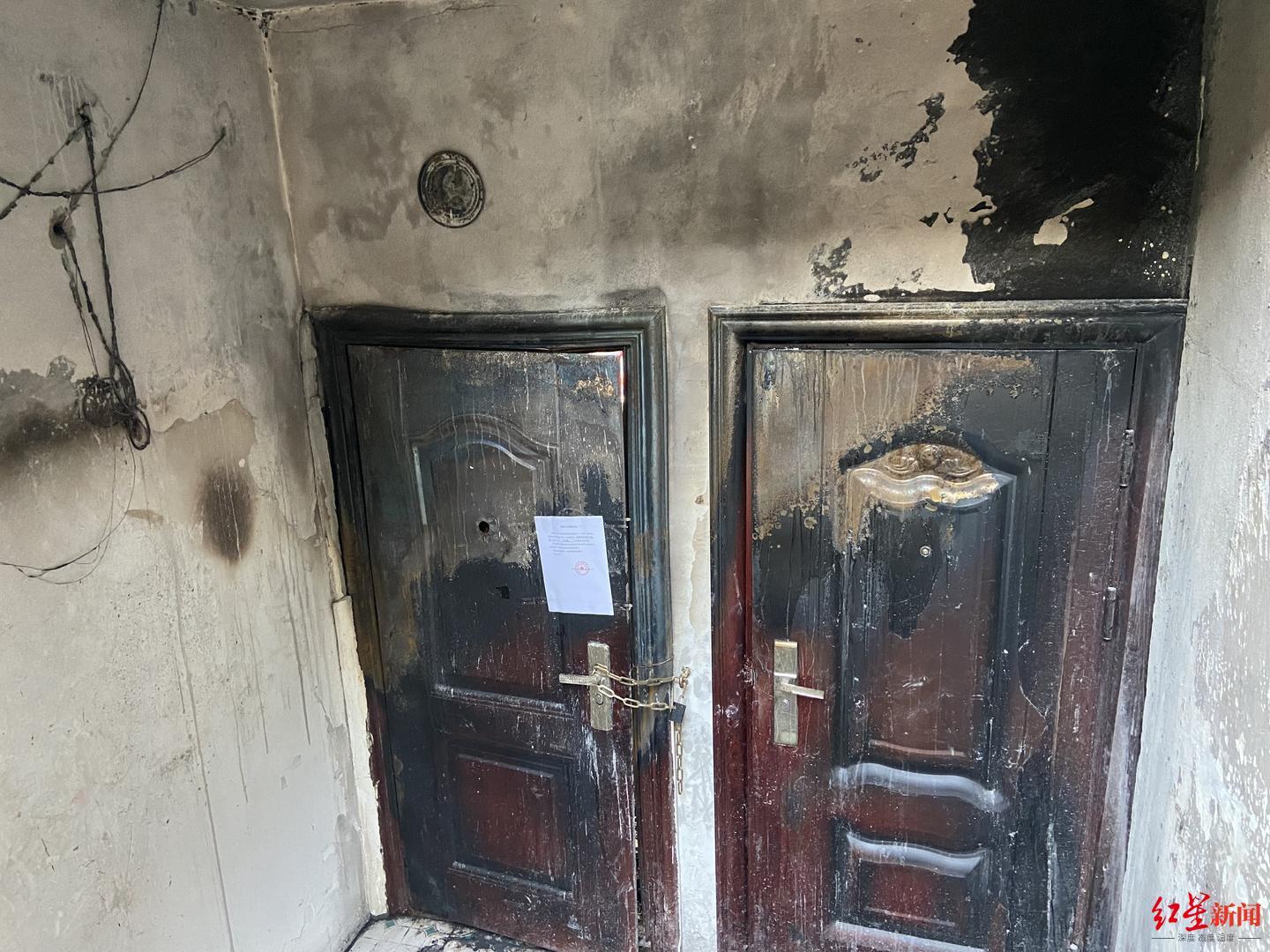 ↑被焚毁的防盗门。王震华摄