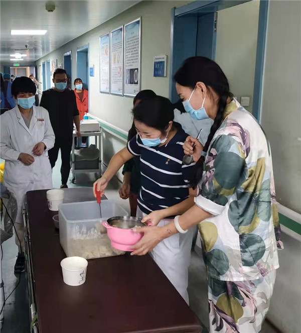 冬至为患者送上热腾腾的饺子