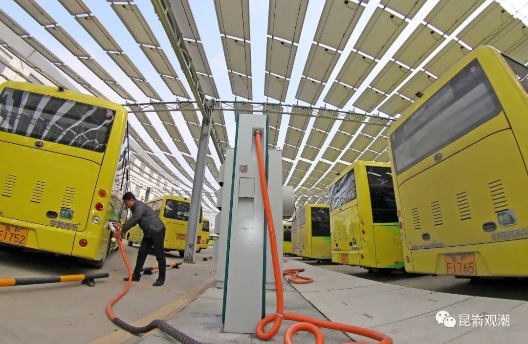 工作人员在栖霞市桃村镇宏达交运快充站为电动公交车充电.