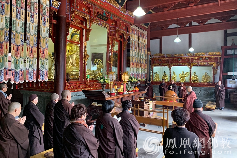 圆通禅林抗疫祈福上供法会现场(图片来源:凤凰网佛教 摄影:普陀山佛教协会)