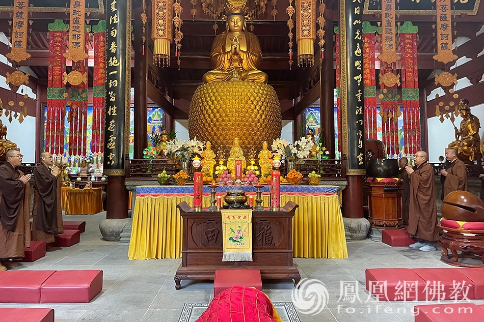 双泉禅院抗疫祈福上供法会现场(图片来源:凤凰网佛教 摄影:普陀山佛教
