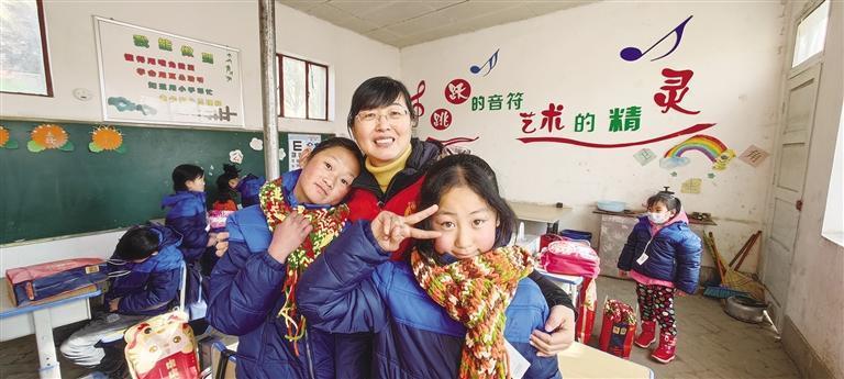 志愿者给孩子们戴上围巾