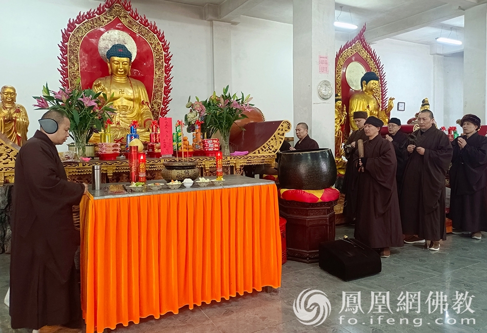 七星禅寺抗疫祈福上供法会现场(图片来源:凤凰网佛教 摄影:普陀山佛教协会)