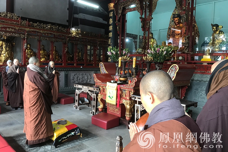 梅福禅院抗疫祈福上供法会现场(图片来源:凤凰网佛教 摄影:普陀山佛教协会)