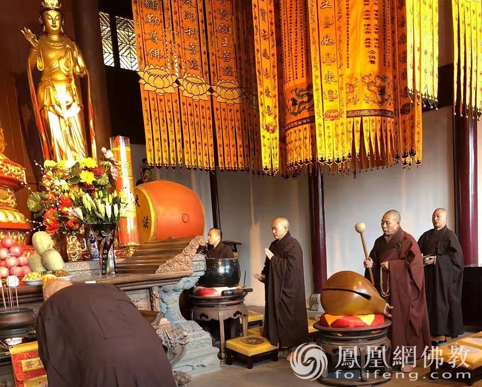 古佛洞抗疫祈福上供法会现场(图片来源:凤凰网佛教 摄影:普陀山佛教协会)