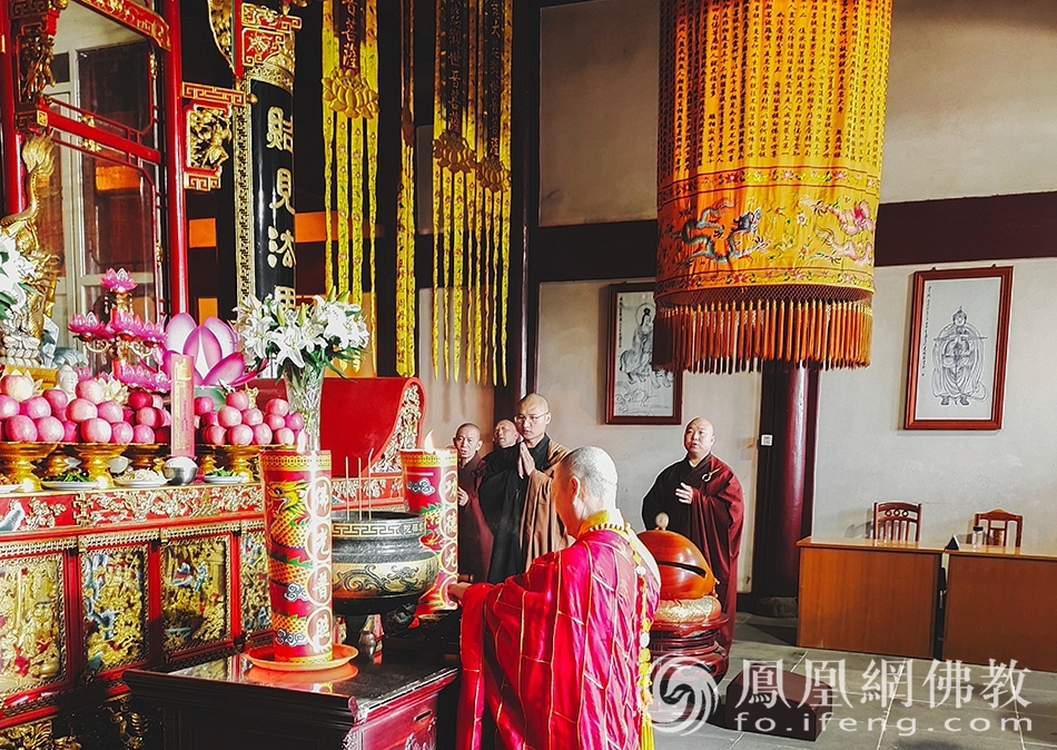 慈云禅院抗疫祈福上供法会现场(图片来源:凤凰网佛教 摄影:普陀山佛教协会)