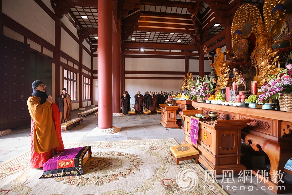 中国佛学院普陀山学院男众部(普陀讲寺)抗疫祈福上供法会现场(图片来源:凤凰网佛教 摄影:普陀山佛教协会)