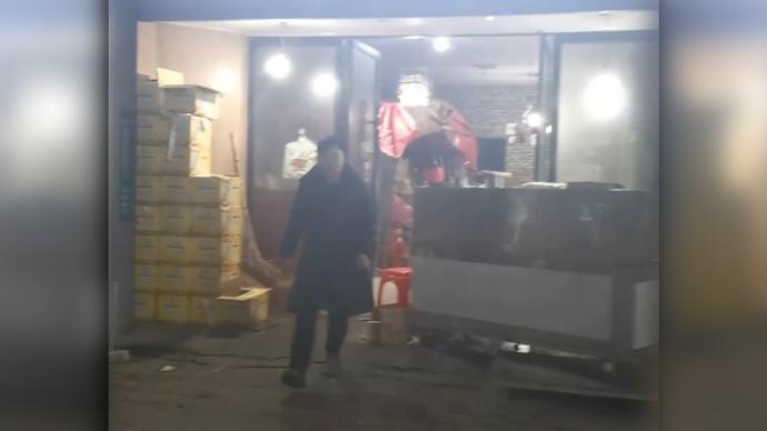 烧烤店油锅起火，路过大哥帮灭完火后抽烟压惊