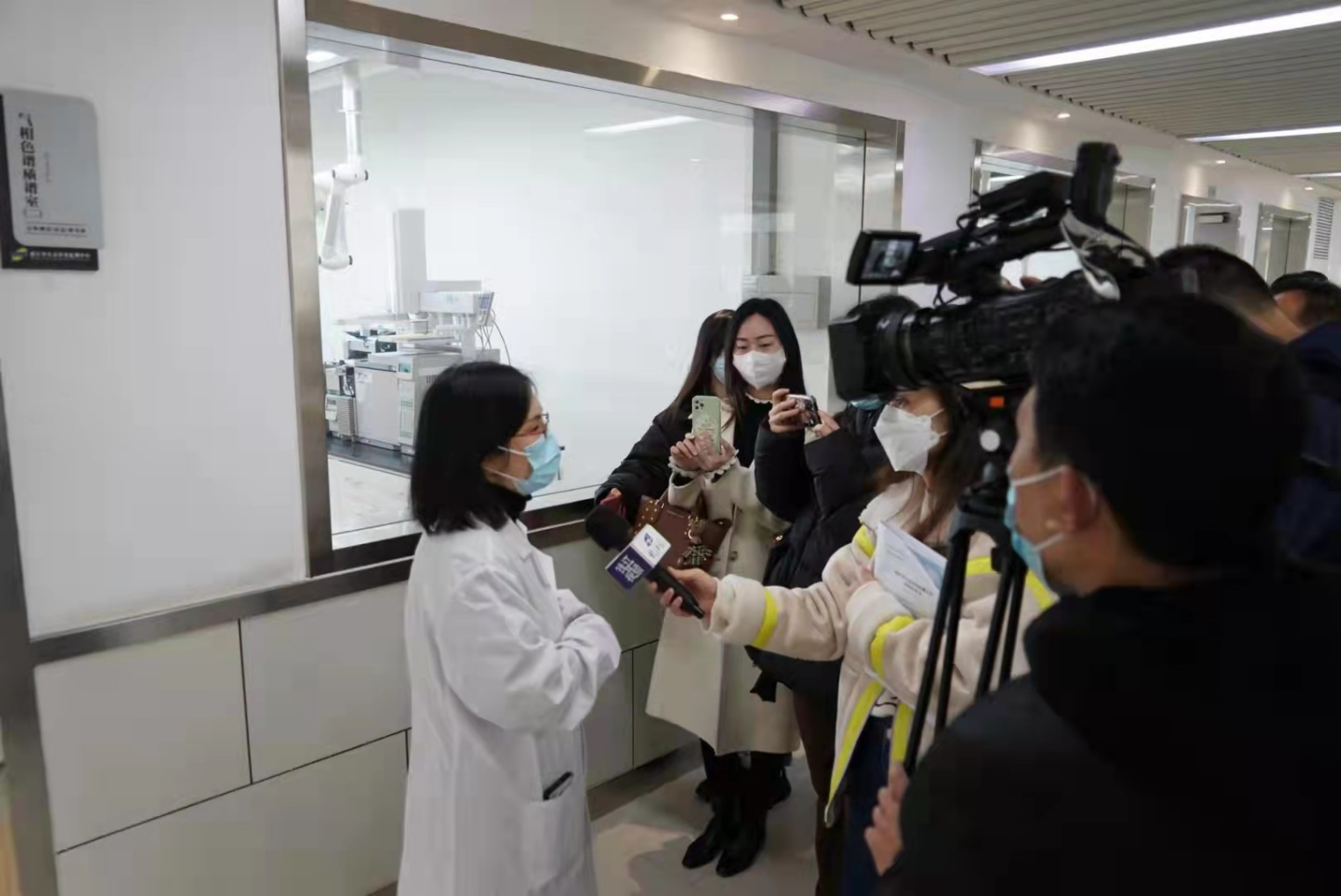 浙江省生态环境监测中心专家向媒体介绍监测设备情况 沈焕壮 摄