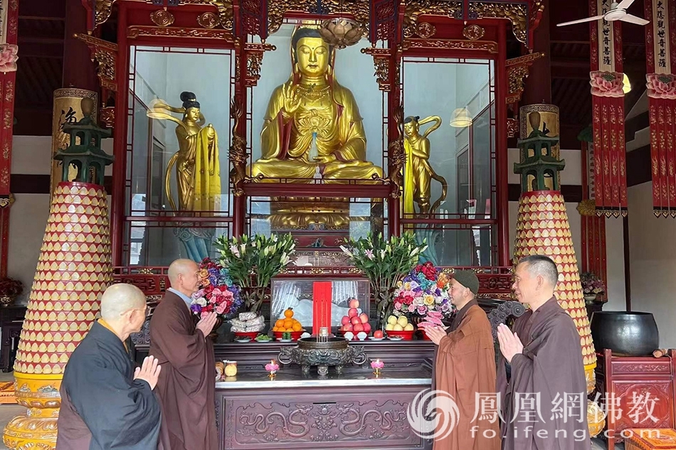 宝莲禅院抗疫祈福上供法会现场(图片来源:凤凰网佛教 摄影:普陀山佛教协会)