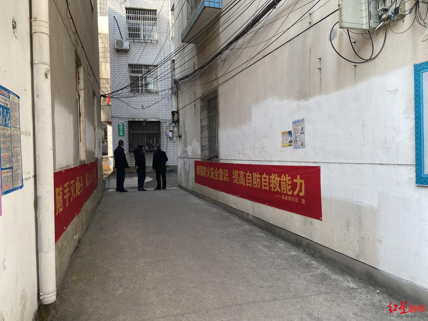 ↑失火房屋所在楼房距离消防车停靠的地点约20米。王震华摄