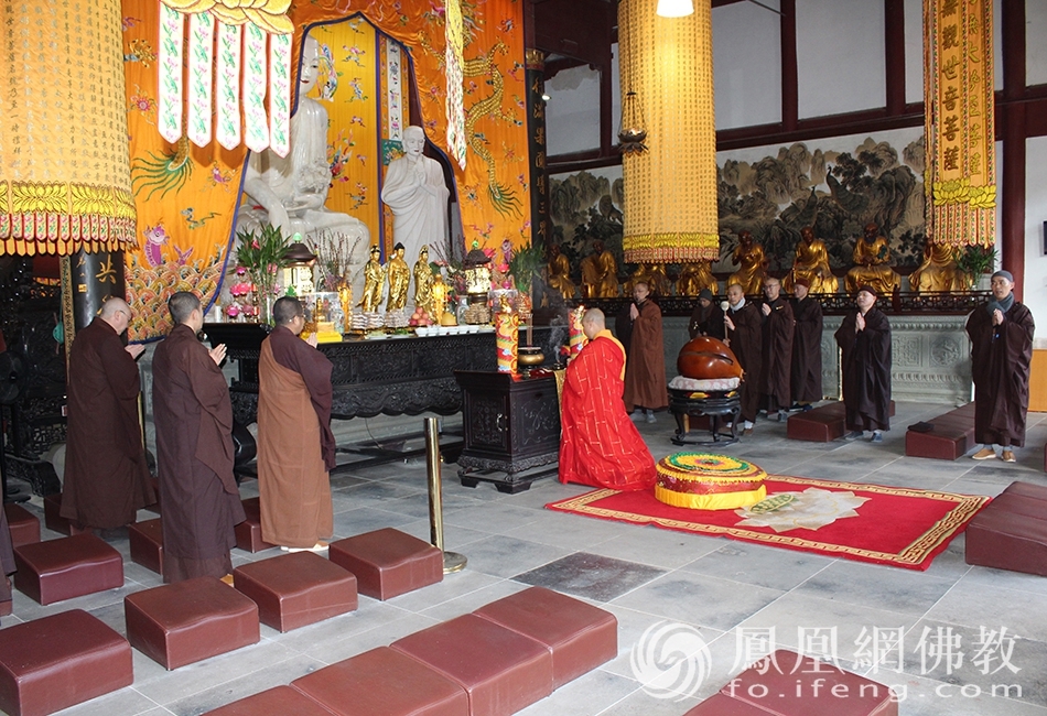 悦岭净院抗疫祈福上供法会现场(图片来源:凤凰网佛教 摄影:普陀山佛教协会)