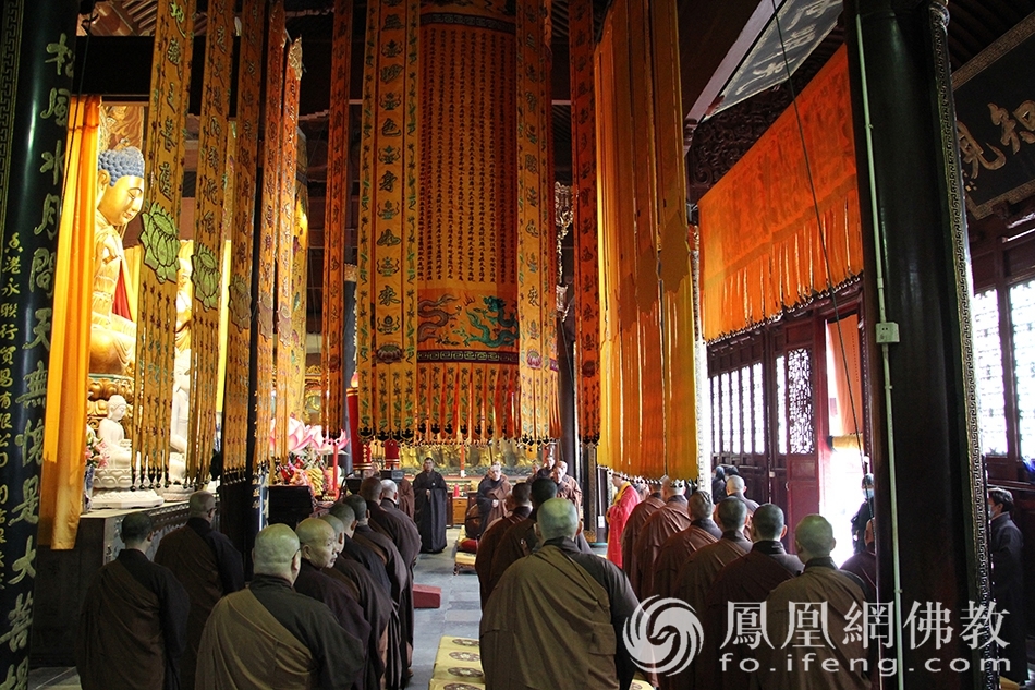 慧济禅寺抗疫祈福上供法会现场(图片来源:凤凰网佛教 摄影:普陀山佛教协会)