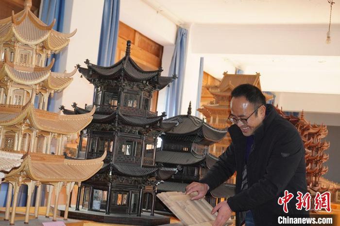 兰州父子两代人接力传承“古法”微缩古建筑：巴掌大窗户可推开