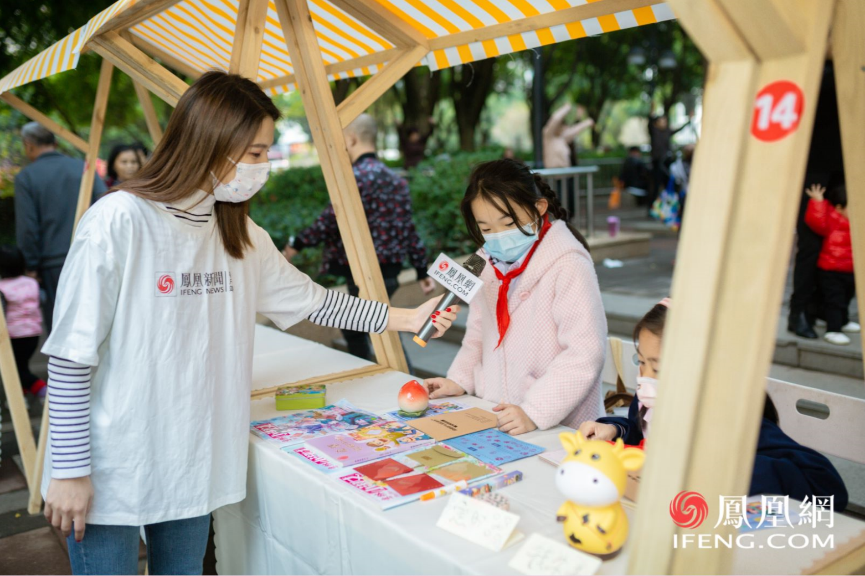孩子介绍自己带来的物品