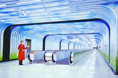 徐家棚站5号线与7号线换乘通道。通讯员产启斗 摄