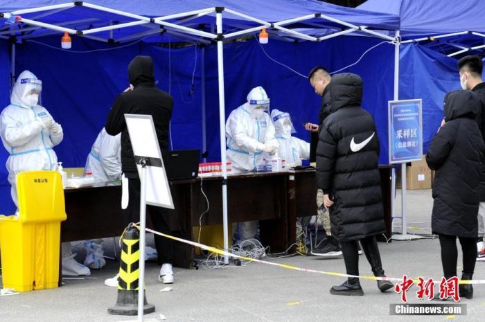 资料图：12月17日，陕西西安，市民在陕西省图书馆门前进行核酸检测。 中新社发 高铖 摄