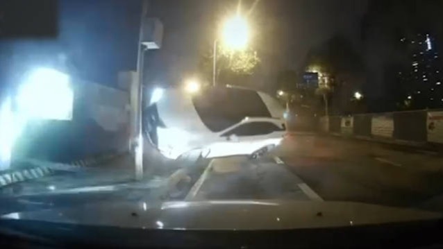 轿车被井盖弹飞腾空撞上柱子 目击者：人没事