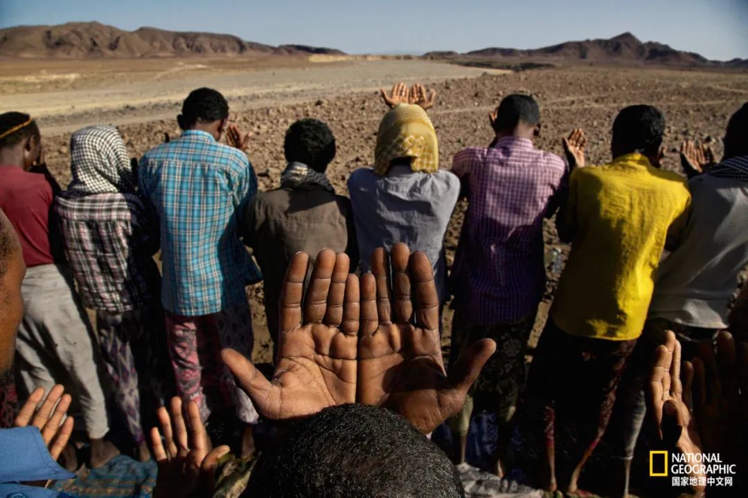 阿法尔沙漠（Afar desert），村民们在求雨 摄影：JOHN STANMEYER
