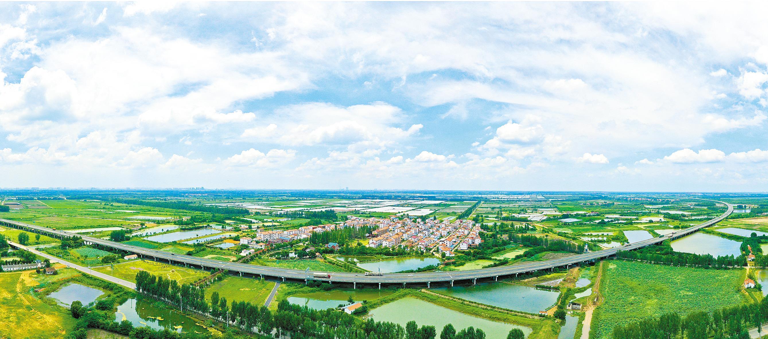 7月24日，空中俯瞰东山街群力大队，蓝天白云、绿色田园，徐徐展开一幅美丽乡村画卷。