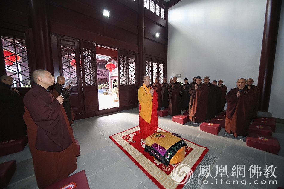 普陀山佛教协会会本部抗疫祈福上供法会现场(图片来源:凤凰网佛教 摄影:普陀山佛教协会)