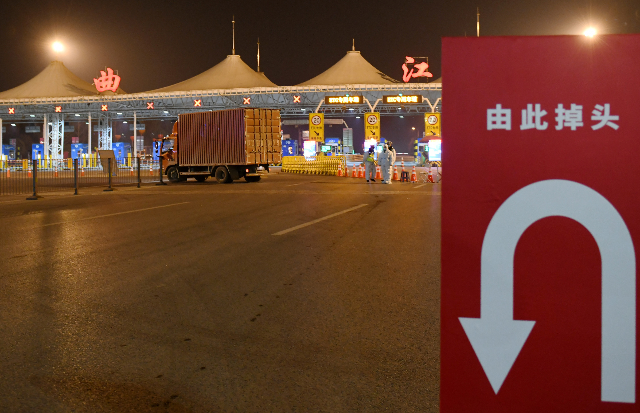 12月23日凌晨，交警在西安绕城高速曲江入口处执勤。新华社图。