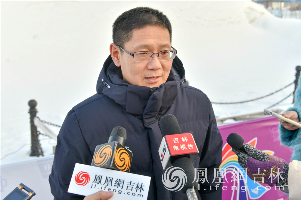 吉林省长白山保护开发区管理委员会旅游和文化体育局局长耿德勇接受媒体采访。 梁琪佳摄