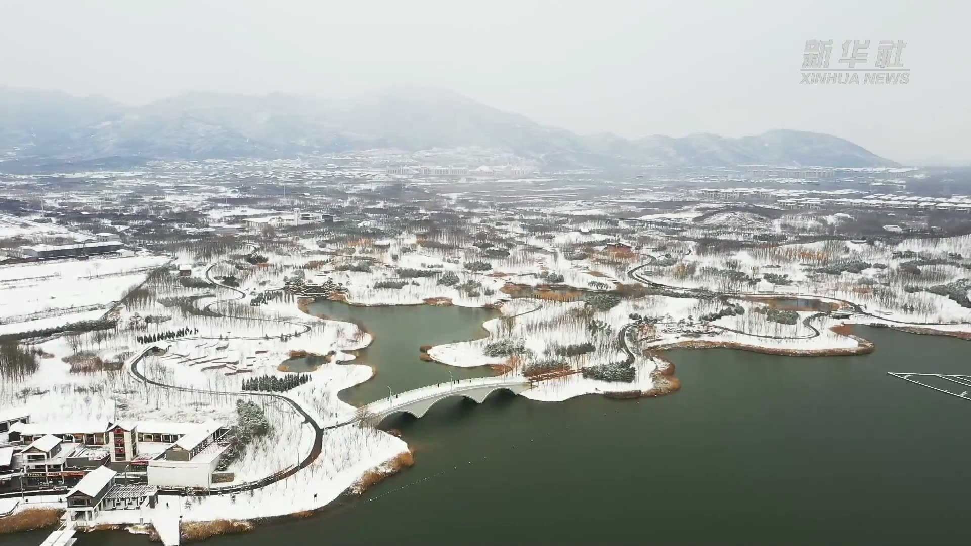 河北鹿泉：冬雪染鹿泉