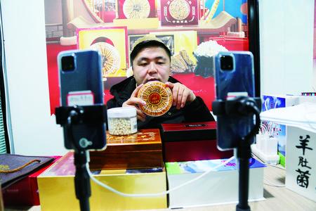 广河县电商创业孵化园直播基地的主播正在直播带货