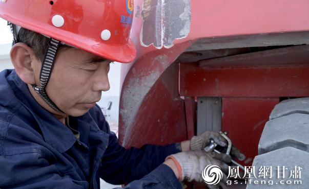 俞万云正在维修设备 兰州新区商投集团供图