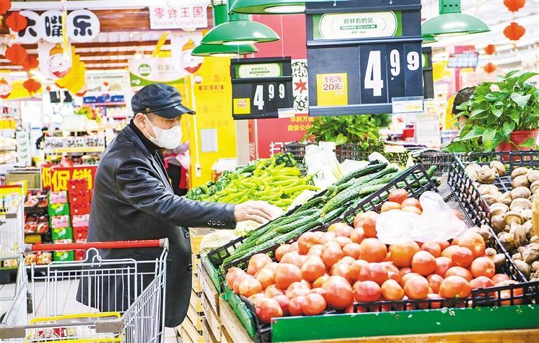 12月19日，市民在西安市碑林区一超市内选购蔬菜。新华社发 （袁景智摄）