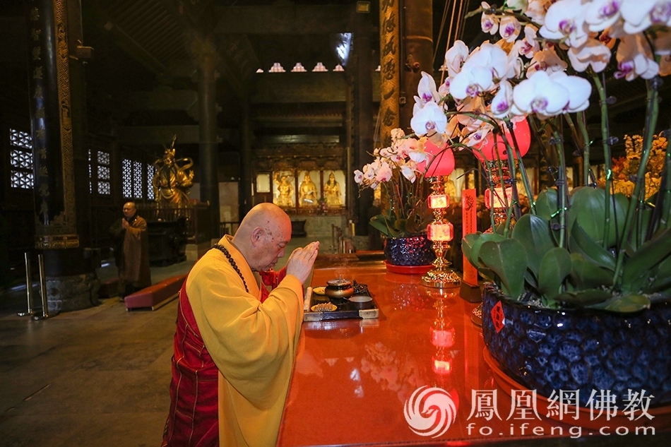 普陀山佛教协会组织全山各寺院单位举行抗疫祈福上供法会