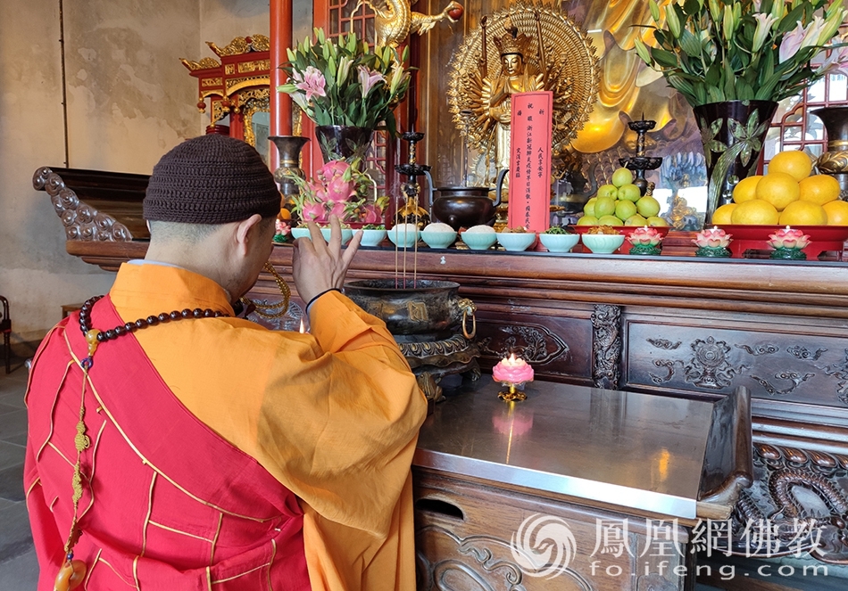 梵音古洞抗疫祈福上供法会现场(图片来源:凤凰网佛教 摄影:普陀山佛教协会)