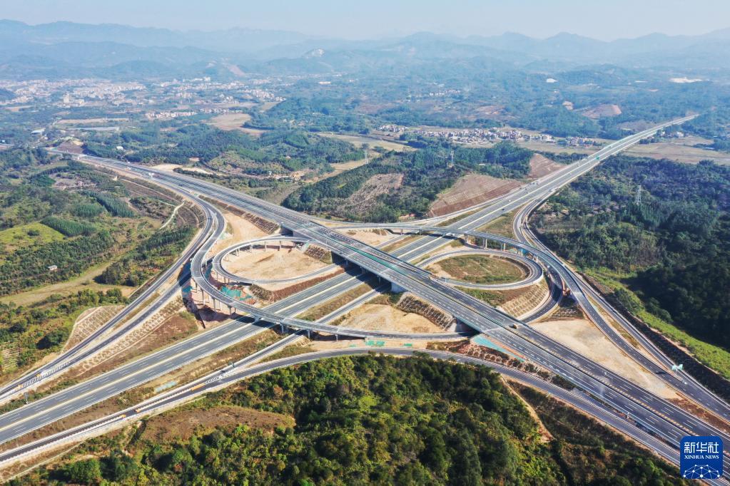 位于清远市清城区的广连高速三凤里枢纽互通，上跨汕湛高速公路（无人机照片，12月19日摄）。新华社记者 刘大伟 摄