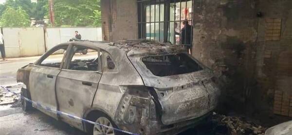 本月第三起!疑似威马EX5自燃:殃及周围车辆和建筑