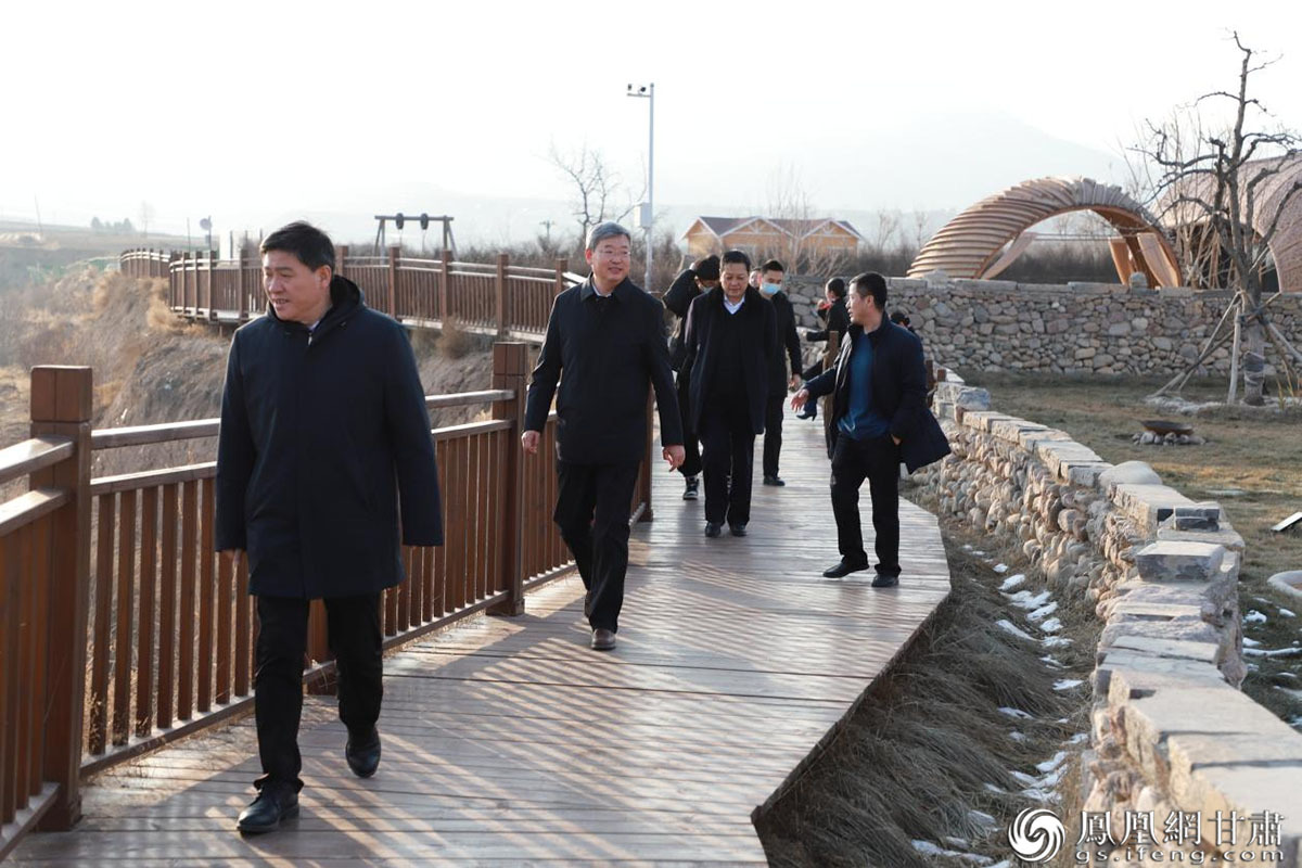 参会领导嘉宾考察李家庄国家级田园综合体栖云小镇项目 甘肃省城乡发展投资集团有限公司供图
