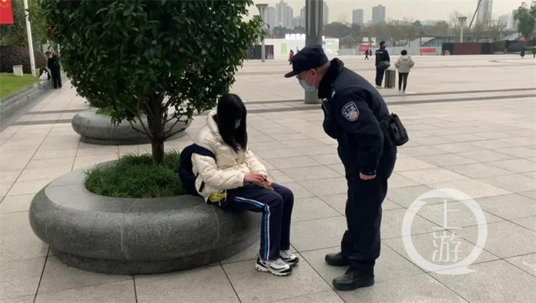 湖北少女离家出走来到重庆刚出站就被民警截停