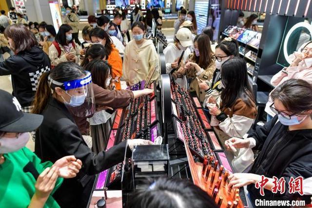 新年伊始旅客买买买海南离岛免税购物人气旺
