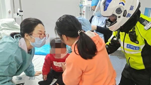 11个月大婴儿喉咙被异物卡住，交警一路闪灯与时间赛跑