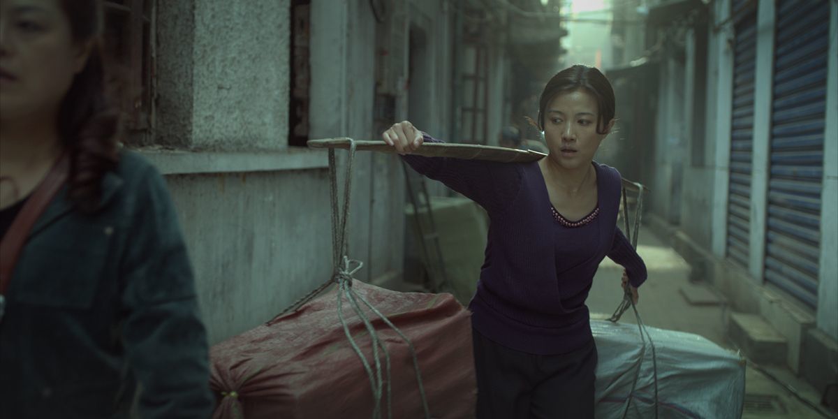 《万箭穿心》中，颜丙燕饰演靠挑扁担为生的李宝莉。