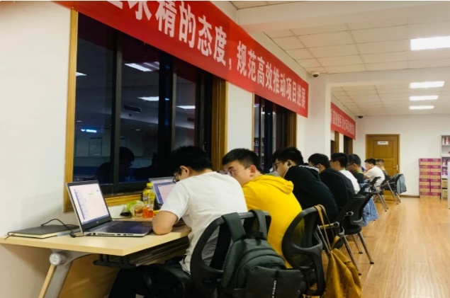项目组加班解决技术难题