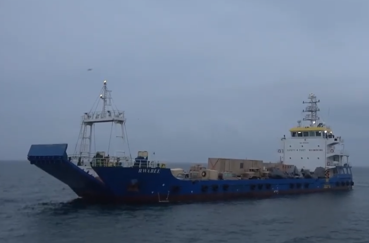 涉事船只为悬挂阿联酋国旗的Rwabee号货船，隶属于与沙特军方签订了海运服务关系的Al Liwa Marine公司
