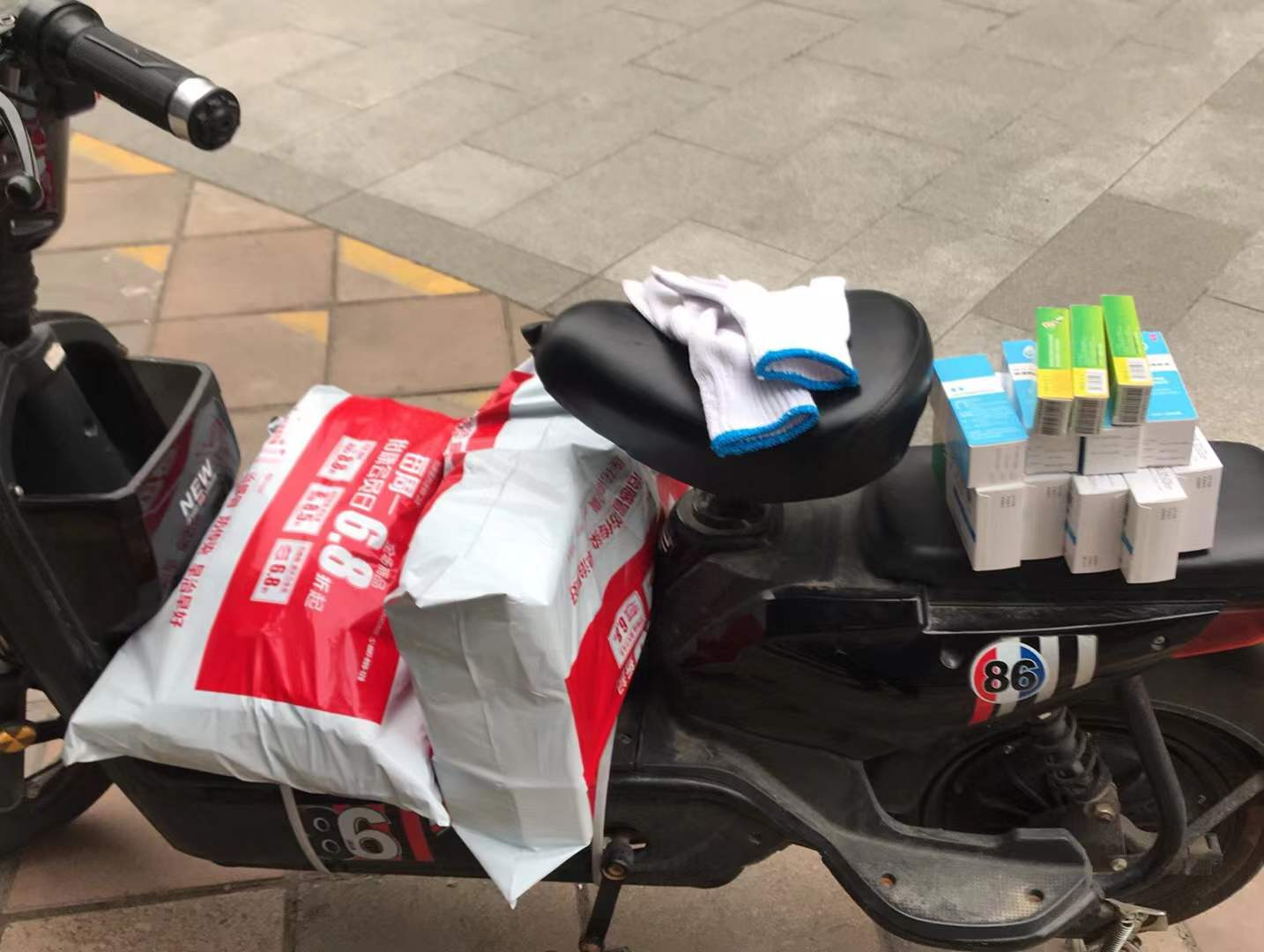 西安高新区下沉防疫11号专班通过建立购药群帮助业主统一买药