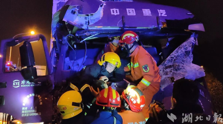 夜间切勿疲劳驾驶！凌晨武汉三环线两起追尾车祸