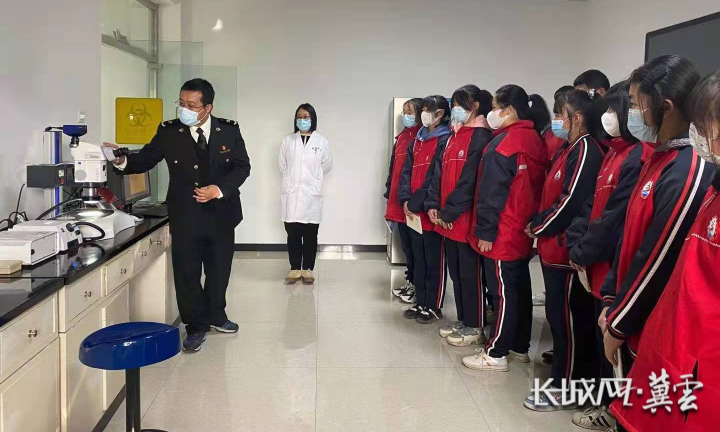 学生正在秦皇岛市野生鸟类疫病监测和防控生物安全重点实验室研学。